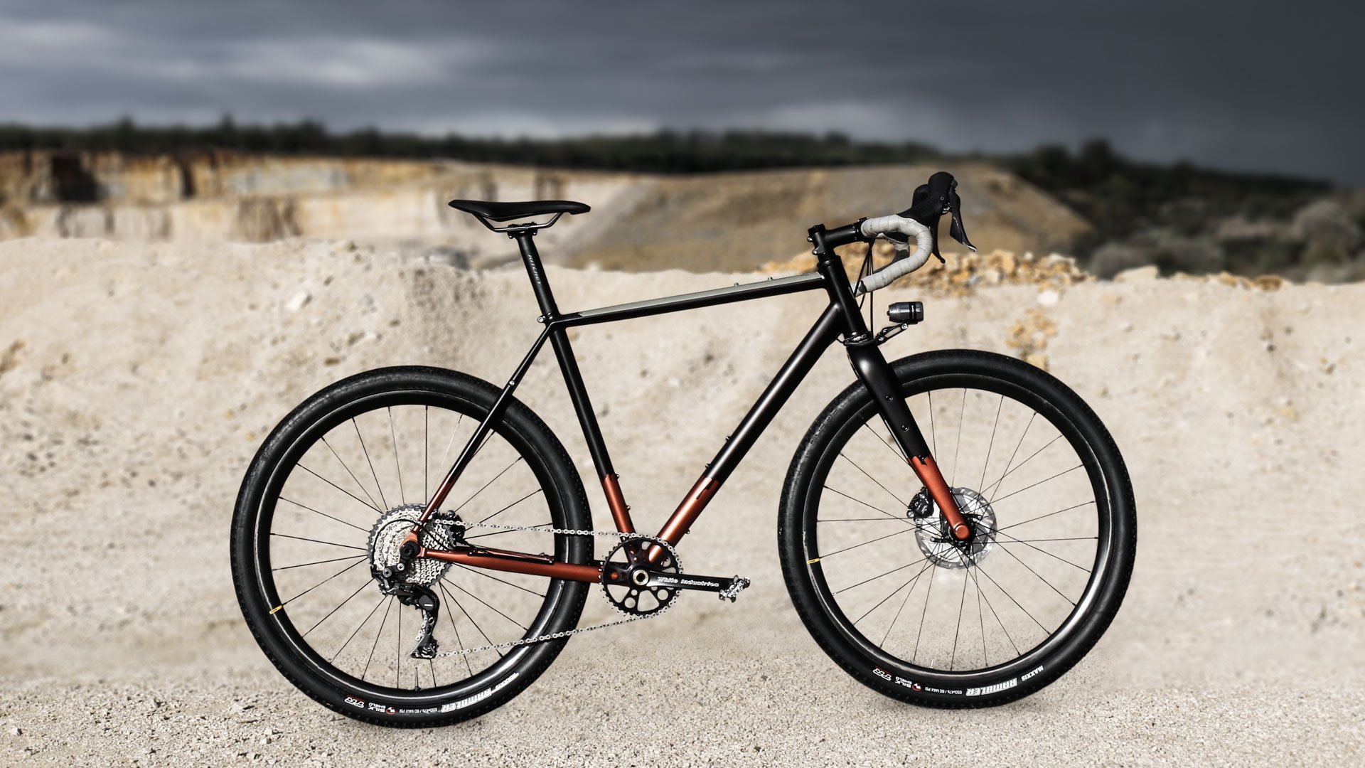 Vélo Wish One Quest Gravel noir et cuivre de profil sans équipement bikepacking