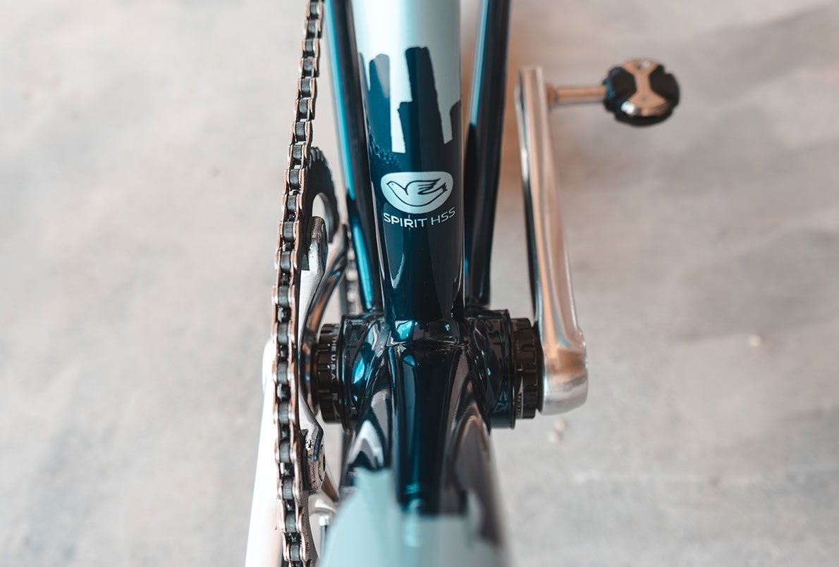 Zoom sur le boîtier de pédalier et le tube de selle Columbus Spirit HSS du vélo à pignon fixe Wish One Criterium