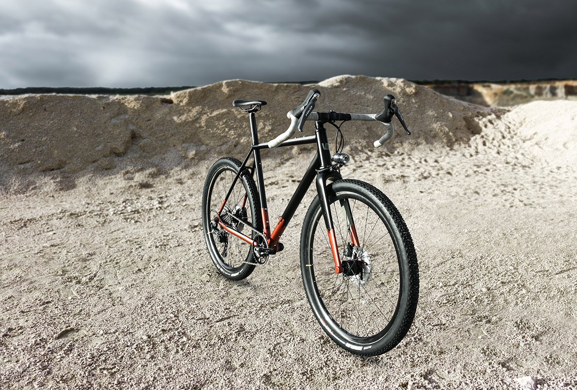 Vélo Wish One Quest Gravel noir et cuivre de face sans équipement bikepacking dans une carrière
