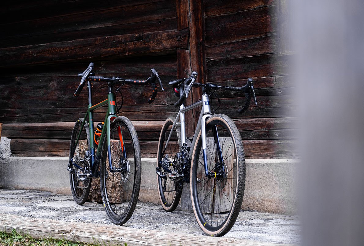 Deux vélos Wish One SUB Gravel, de face sur un fond en bois