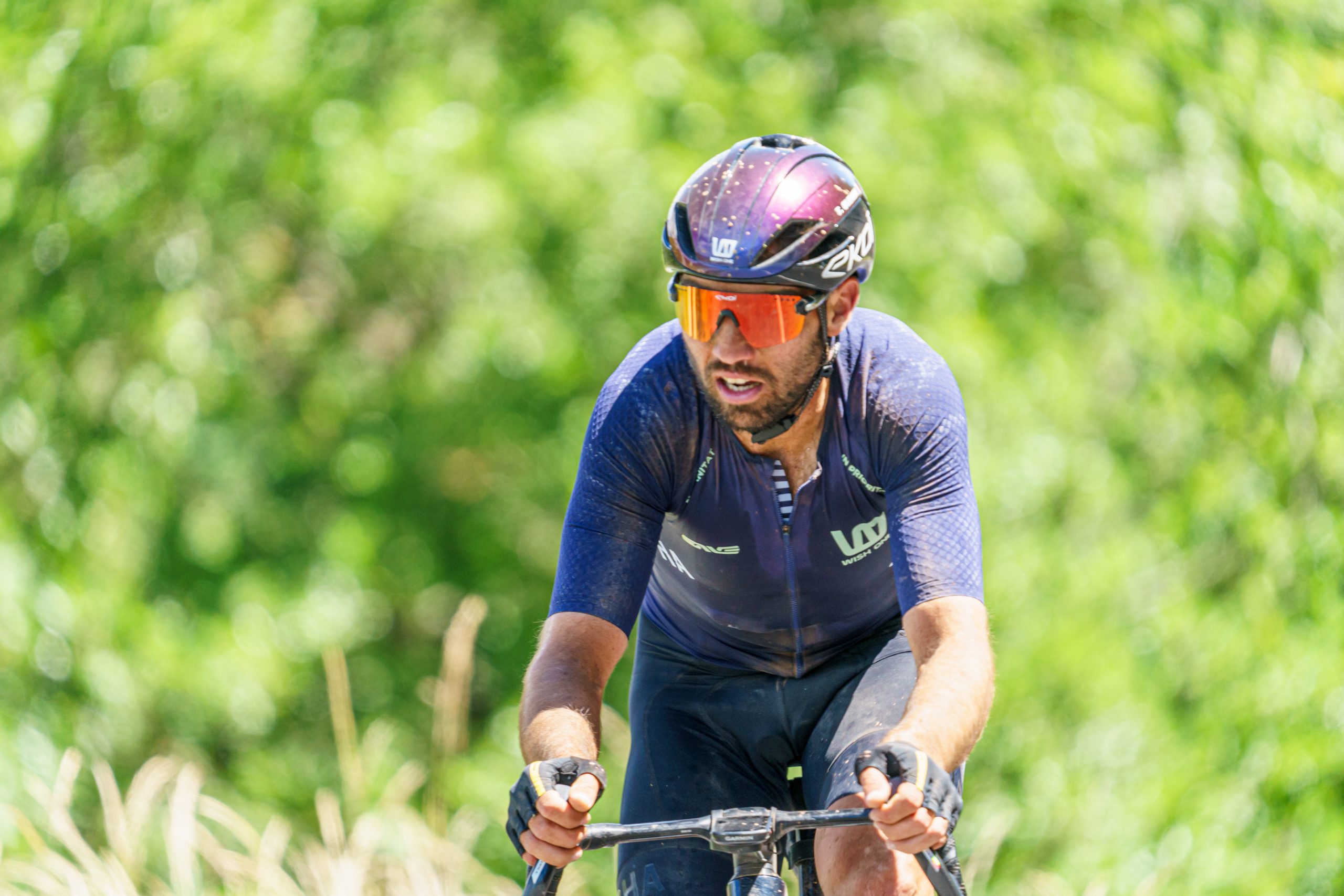 un cycliste en plein effort sur un vélo allroad/gravel Wish One