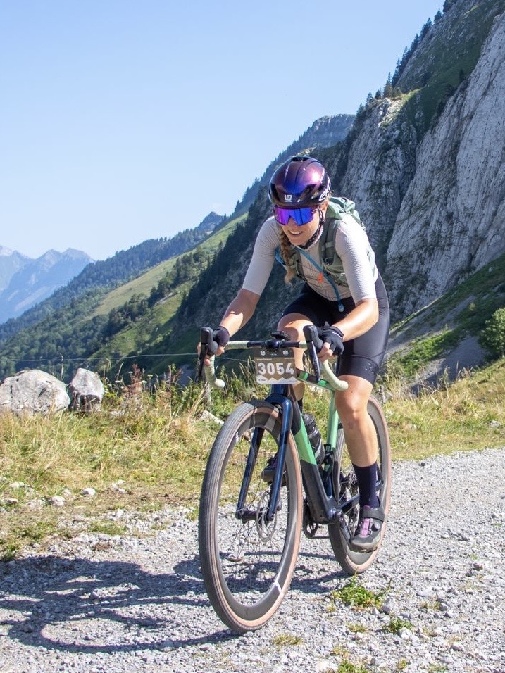 athlète féminine course gravel ascension